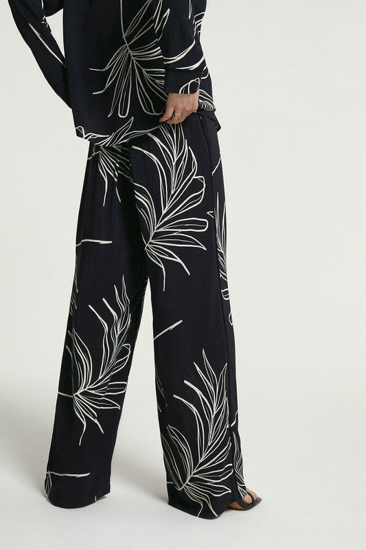 Black and white palm print co-ord set TFY

Minimalist ethnic coord set for women

Palm print kurti and black plazzo India