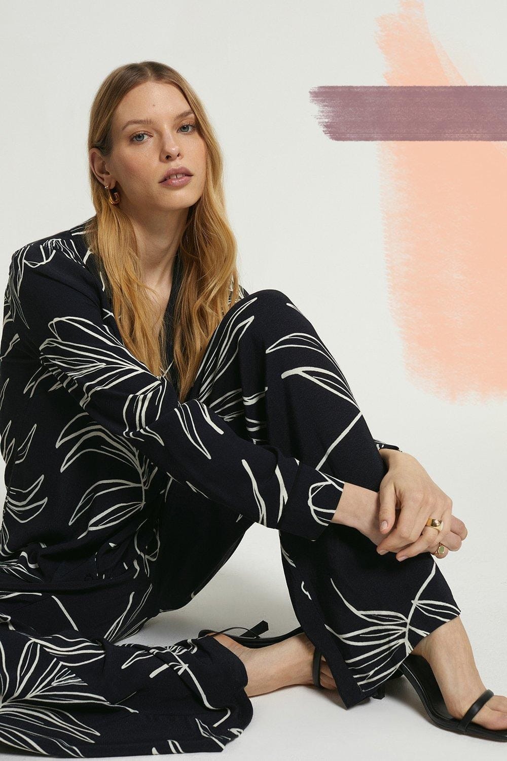 Black and white palm print co-ord set TFY

Minimalist ethnic coord set for women

Palm print kurti and black plazzo India