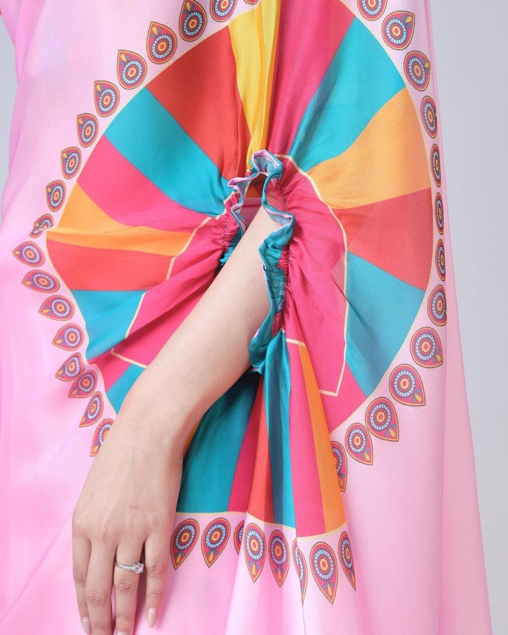 Pink crepe silk saree TFY Ethnic

Soft pink chinon saree digital print

Elegant festive saree with blouse India